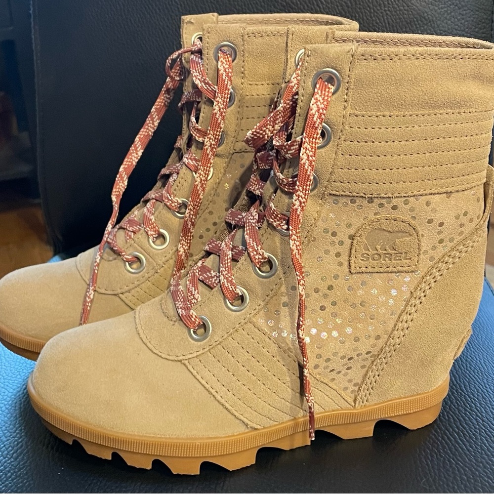 Girls Sorel boots - no tags but never worn.  Size 3 - suede